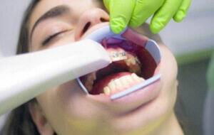 Dentintas ofreciendo servicios de ortodoncia estética